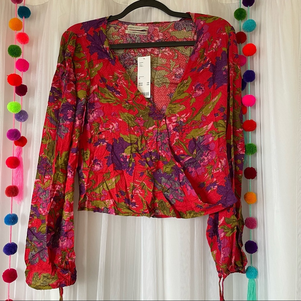 Brand new faux wrap cropped blouse in super fun fuchsia floral UO size M